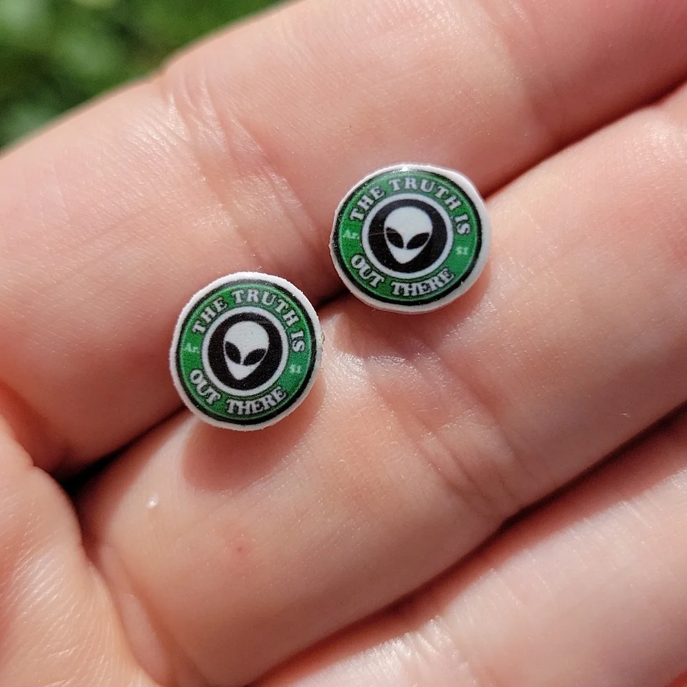 The Truth is Out There Alien Stud Earrings, unisex - Picture 1 of 5